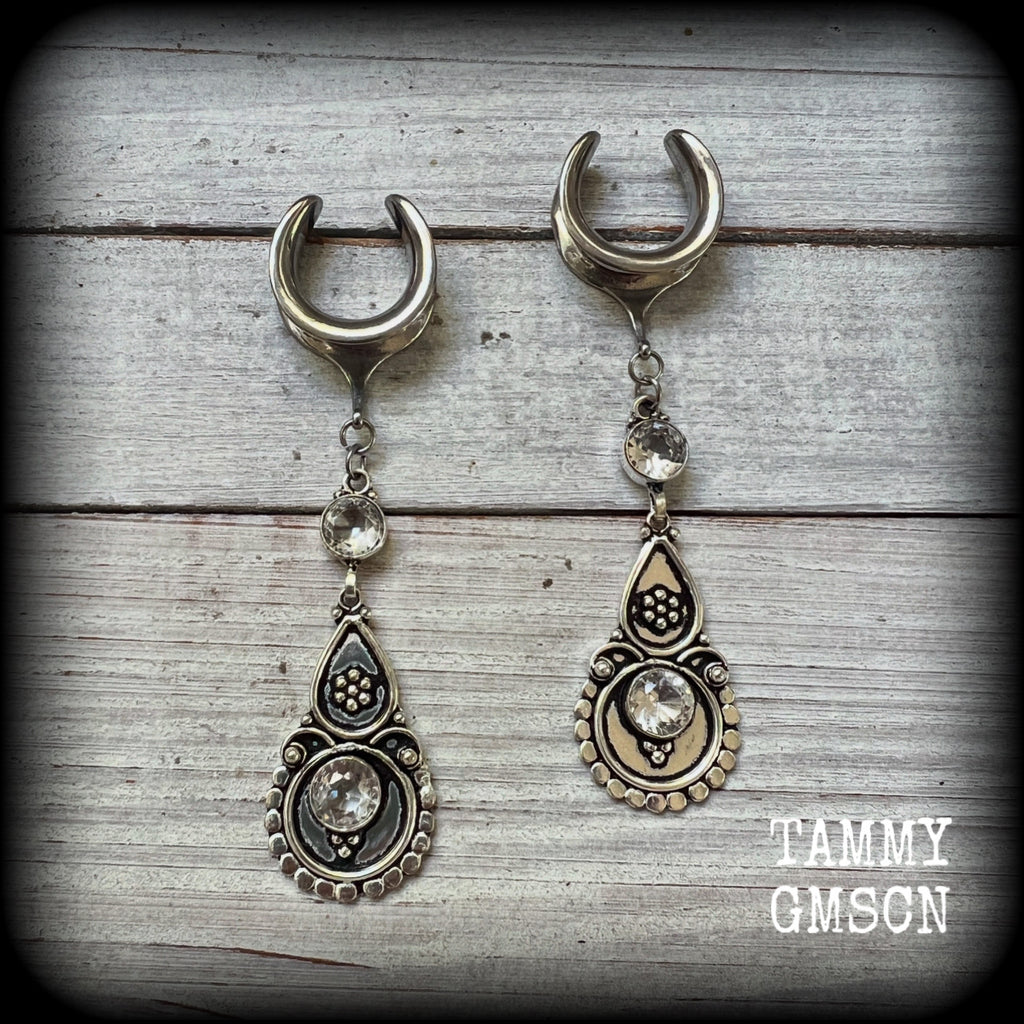 These gorgeous dangly gauged earrings feature beautiful faceted White topaz gemstones, lovely and dangly measuring just over 9cms from tip to tip, and weighing approx 11 grams each.
These earrings have been made on 5/8” (16mm) surgical steel cradles, suitable for stretched lobes.