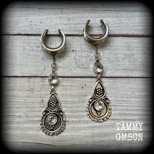 These gorgeous dangly gauged earrings feature beautiful faceted White topaz gemstones, lovely and dangly measuring just over 9cms from tip to tip, and weighing approx 11 grams each.
These earrings have been made on 5/8” (16mm) surgical steel cradles, suitable for stretched lobes.