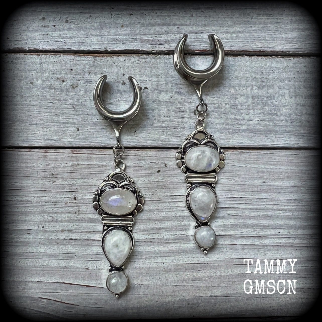 Rainbow moonstone gauged earrings have been made with gorgeous polished gemstones in a beautiful boho antique silver setting, measuring just on 9cms from tip to tip, and weighing approx 13 grams each.
Made on 5/8" gauge (16mm) surgical steel cradles.