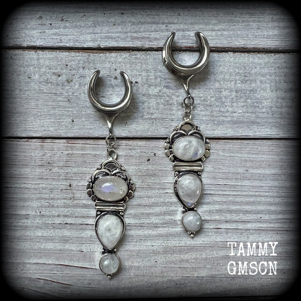 Rainbow moonstone gauged earrings have been made with gorgeous polished gemstones in a beautiful boho antique silver setting, measuring just on 9cms from tip to tip, and weighing approx 13 grams each.
Made on 5/8" gauge (16mm) surgical steel cradles.