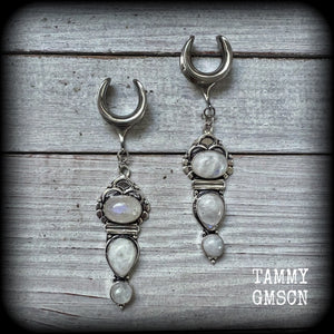 Rainbow moonstone gauged earrings have been made with gorgeous polished gemstones in a beautiful boho antique silver setting, measuring just on 9cms from tip to tip, and weighing approx 13 grams each.
Made on 5/8" gauge (16mm) surgical steel cradles.