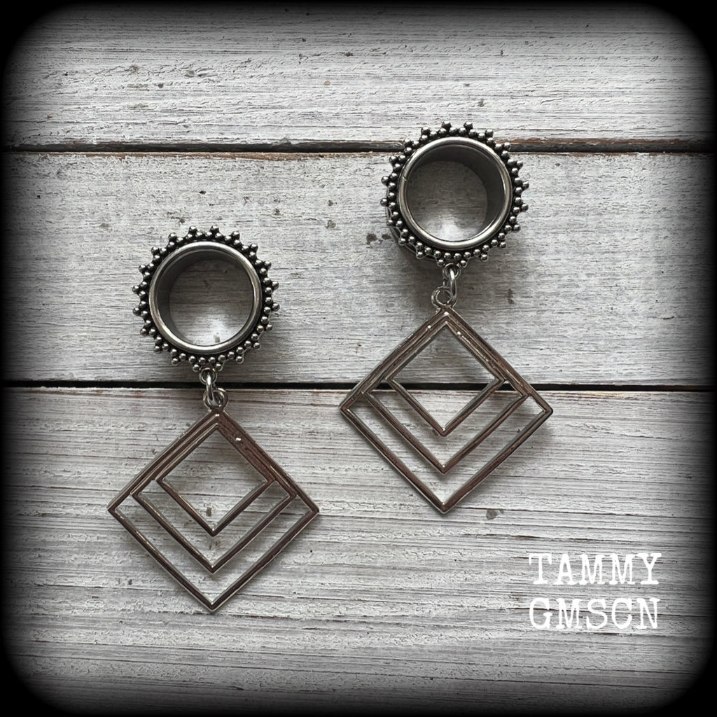 These gorgeous geometric tunnels feature 3 nestled antique silver diamonds, are lovely and dangly measuring just over 6 cms from tip to tip, and nice and light weight, weighing approx 9 grams each.
This pair has been made with 5/8" gauge (16mm) ornate surgical steel tunnels, suitable for stretched lobes.