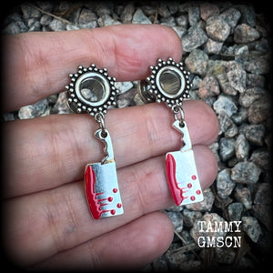 Featuring classic b l o o d i e d antique silver meat cleavers, these horror punk inspired gauged earrings weigh in at only 5 grams a piece, and measure 4cms from tip to tip.

This pair has been made on 0 gauge (8mm) surgical steel screw fit ornate tunnels, to be worn in stretched lobes.