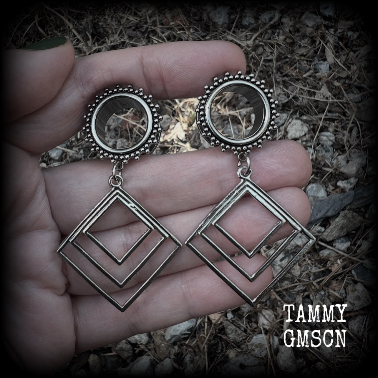 These gorgeous geometric tunnels feature 3 nestled antique silver diamonds, are lovely and dangly measuring just over 6 cms from tip to tip, and nice and light weight, weighing approx 9 grams each.
This pair has been made with 5/8" gauge (16mm) ornate surgical steel tunnels, suitable for stretched lobes.