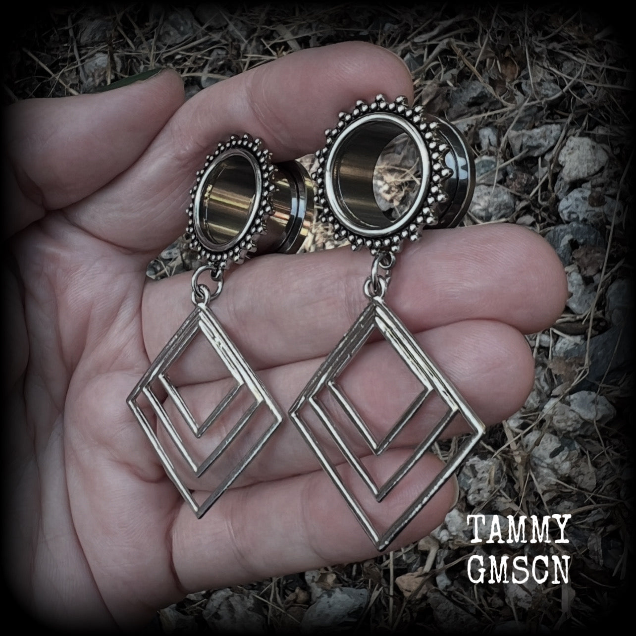 These gorgeous geometric tunnels feature 3 nestled antique silver diamonds, are lovely and dangly measuring just over 6 cms from tip to tip, and nice and light weight, weighing approx 9 grams each.
This pair has been made with 5/8" gauge (16mm) ornate surgical steel tunnels, suitable for stretched lobes.