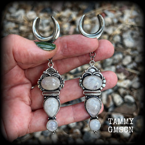 Rainbow moonstone gauged earrings have been made with gorgeous polished gemstones in a beautiful boho antique silver setting, measuring just on 9cms from tip to tip, and weighing approx 13 grams each.
Made on 5/8 gauge (16mm) surgical steel cradles.