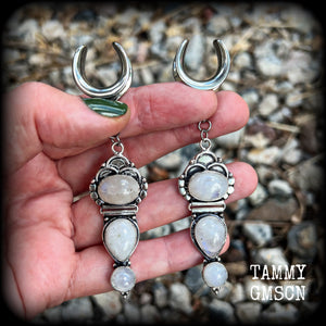 Rainbow moonstone gauged earrings have been made with gorgeous polished gemstones in a beautiful boho antique silver setting, measuring just on 9cms from tip to tip, and weighing approx 13 grams each.
Made on 5/8 gauge (16mm) surgical steel cradles.
