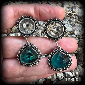 These boho tunnel earrings have been made with beautiful ocean blue gemstones in an antique silver setting, are light weight-weighing approx 10 grams each and measure just on 5 cms
Made with 9/16” gauge (14mm) ornate surgical steel screw fit tunnels.