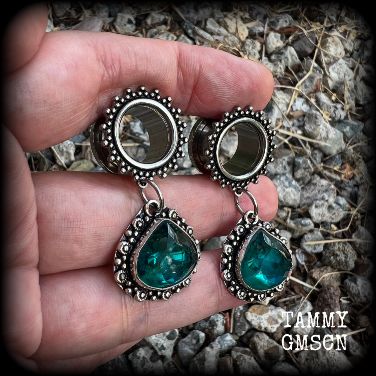 These boho tunnel earrings have been made with beautiful ocean blue gemstones in an antique silver setting, are light weight-weighing approx 10 grams each and measure just on 5 cms
Made with 9/16” gauge (14mm) ornate surgical steel screw fit tunnels.