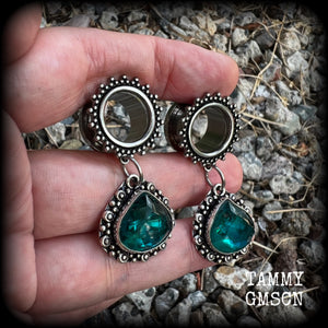These boho tunnel earrings have been made with beautiful ocean blue gemstones in an antique silver setting, are light weight-weighing approx 10 grams each and measure just on 5 cms
Made with 9/16” gauge (14mm) ornate surgical steel screw fit tunnels.