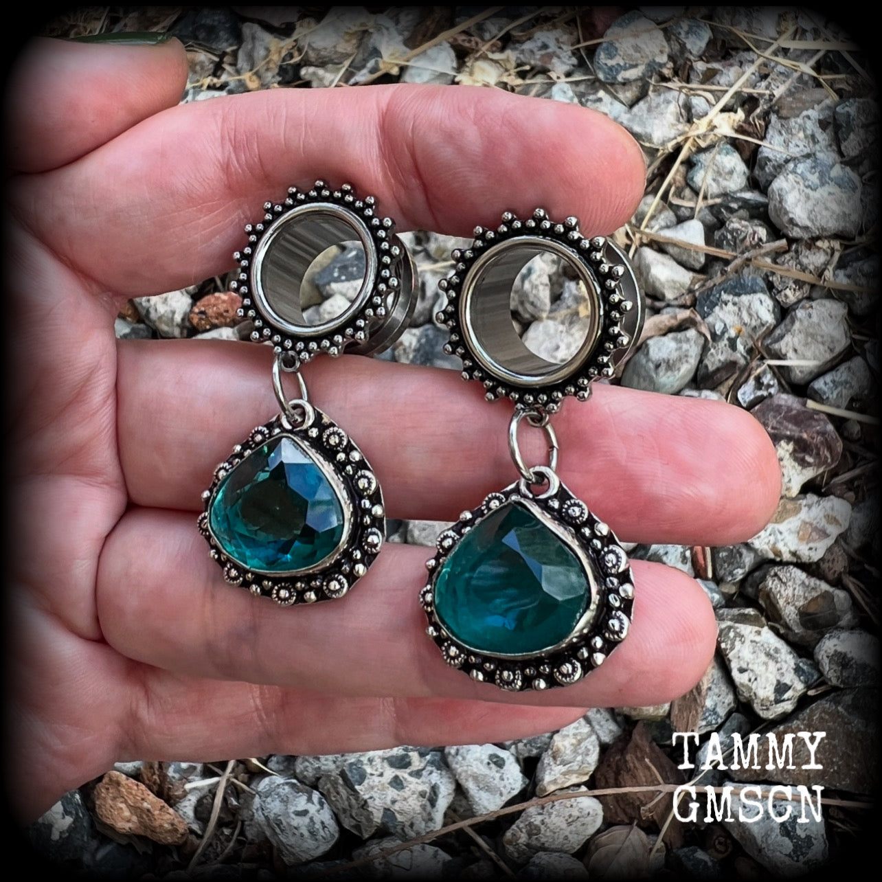 These boho tunnel earrings have been made with beautiful ocean blue gemstones in an antique silver setting, are light weight-weighing approx 10 grams each and measure just on 5 cms
Made with 9/16” gauge (14mm) ornate surgical steel screw fit tunnels.