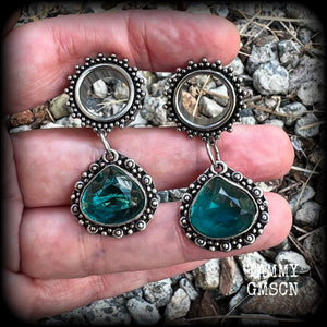 These boho tunnel earrings have been made with beautiful ocean blue gemstones in an antique silver setting, are light weight-weighing approx 10 grams each and measure just on 5 cms
Made with 9/16” gauge (14mm) ornate surgical steel screw fit tunnels.