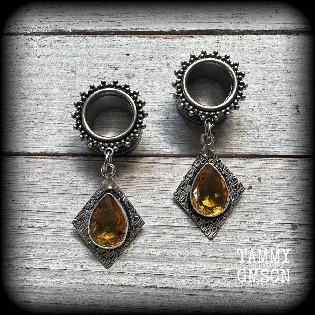 These gorgeous boho tunnel earrings have been made with beautiful yellow citrine gemstones in an antique silver setting, nice and light weight, weighing approx 7 grams each and measuring approx 5.5cms from tip to tip.
This pair has been made with 9/16" gauge (14mm) gauge ornate surgical steel screw fit tunnels.