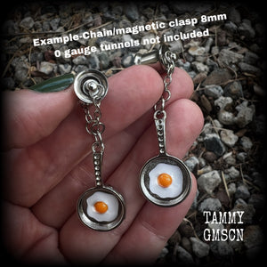 Frying pan and eggs earrings-Fried egg earrings