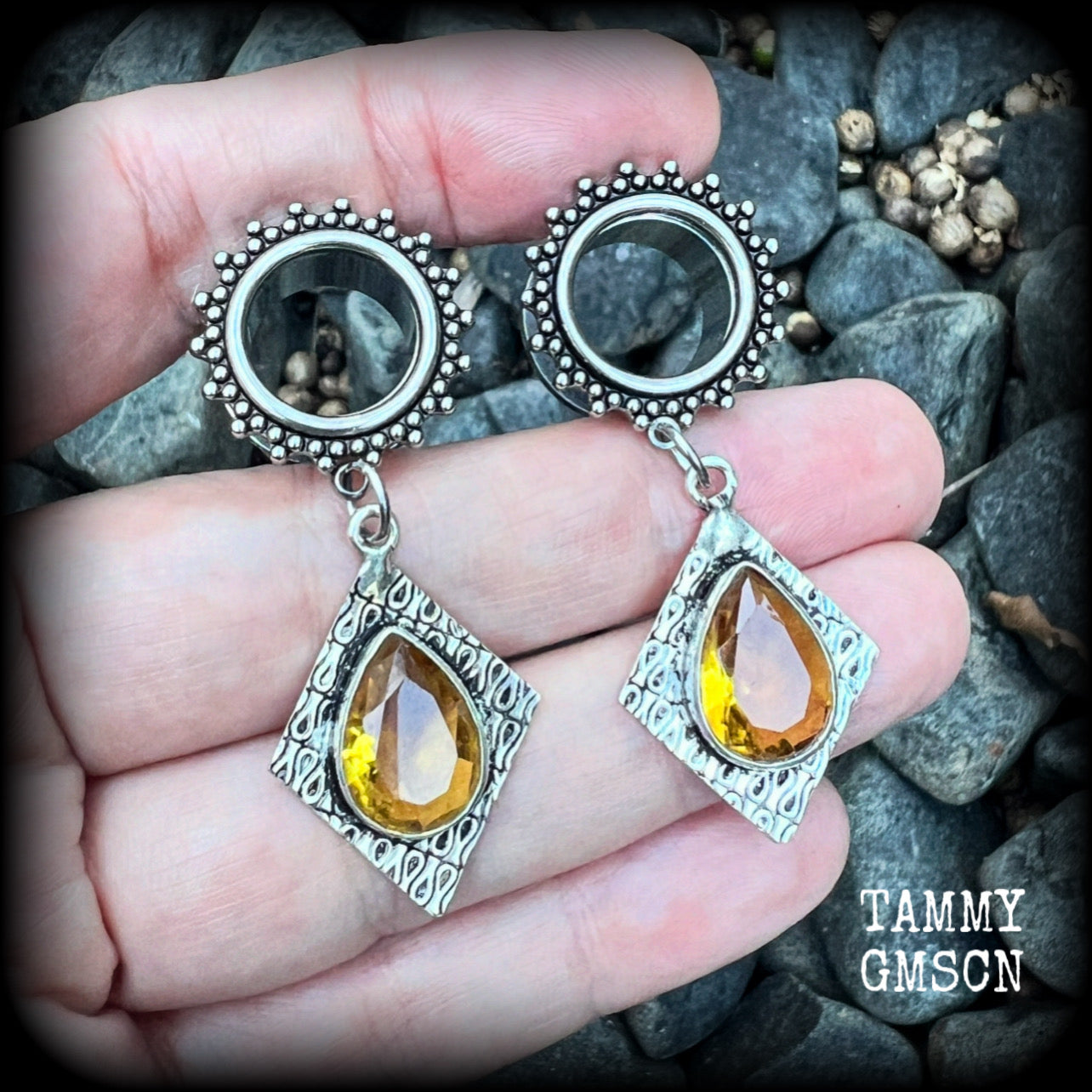 Made with beautiful yellow citrine gemstones in an antique silver setting, nice and light weight, weighing approx 7 grams each and measuring approx 5.5cms
This pair has been made with 9/16 gauge (14mm) gauge ornate surgical steel screw fit tunnels.