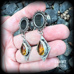 Made with beautiful yellow citrine gemstones in an antique silver setting, nice and light weight, weighing approx 7 grams each and measuring approx 5.5cms
This pair has been made with 9/16 gauge (14mm) gauge ornate surgical steel screw fit tunnels.