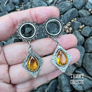 Made with beautiful yellow citrine gemstones in an antique silver setting, nice and light weight, weighing approx 7 grams each and measuring approx 5.5cms
This pair has been made with 9/16 gauge (14mm) gauge ornate surgical steel screw fit tunnels.