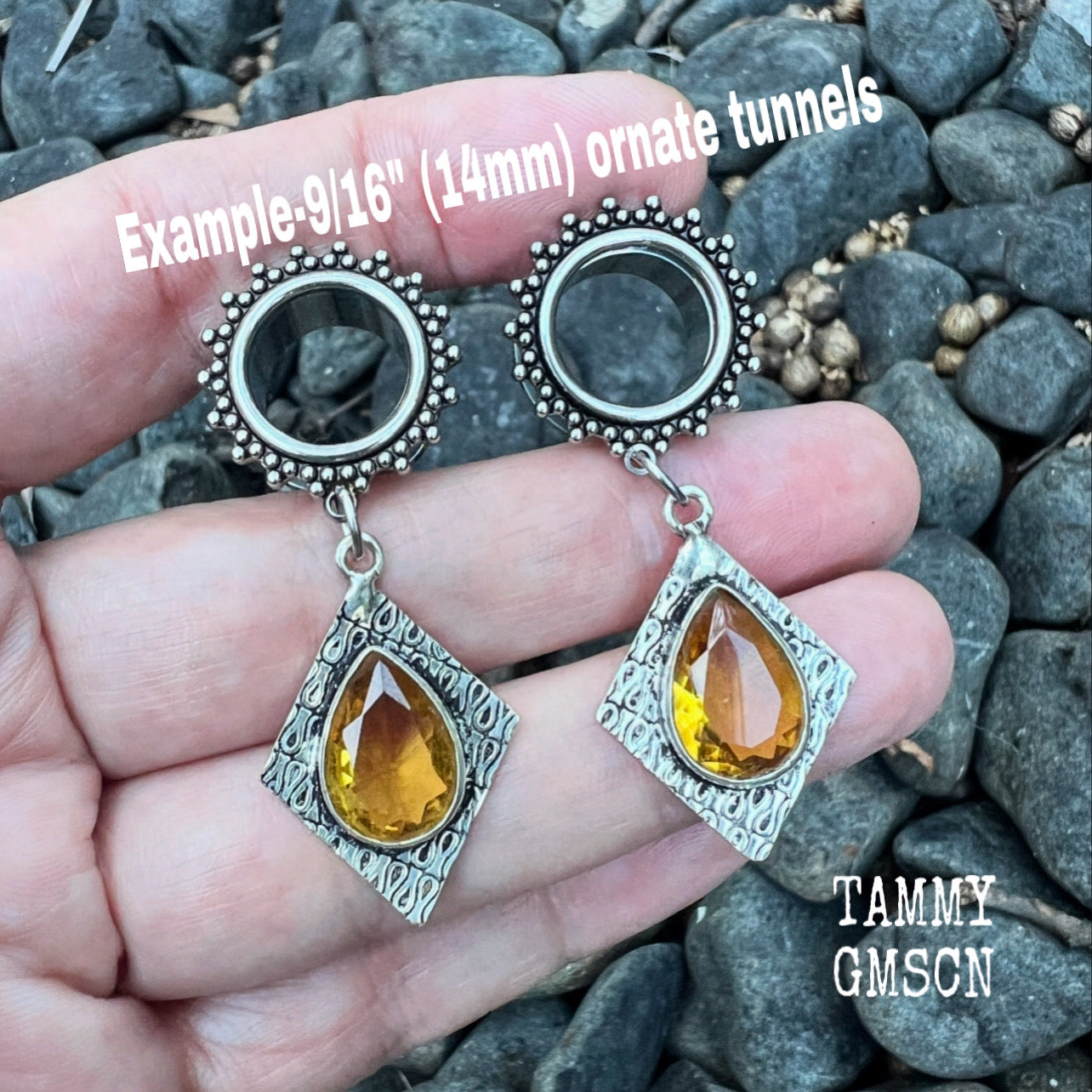 Made with beautiful yellow citrine gemstones in an antique silver setting, nice and light weight, weighing approx 7 grams each and measuring approx 5.5cms
This pair has been made with 9/16 gauge (14mm) gauge ornate surgical steel screw fit tunnels.
