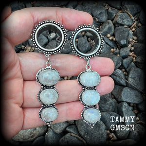 These earrings have been made with beautiful polished rainbow moonstone gemstones, weighing approx 16 grams each and measuring approx 7.5 from tip to tip.
This pair has been made with 3/4” gauge (19mm) gauge ornate surgical steel screw fit tunnels