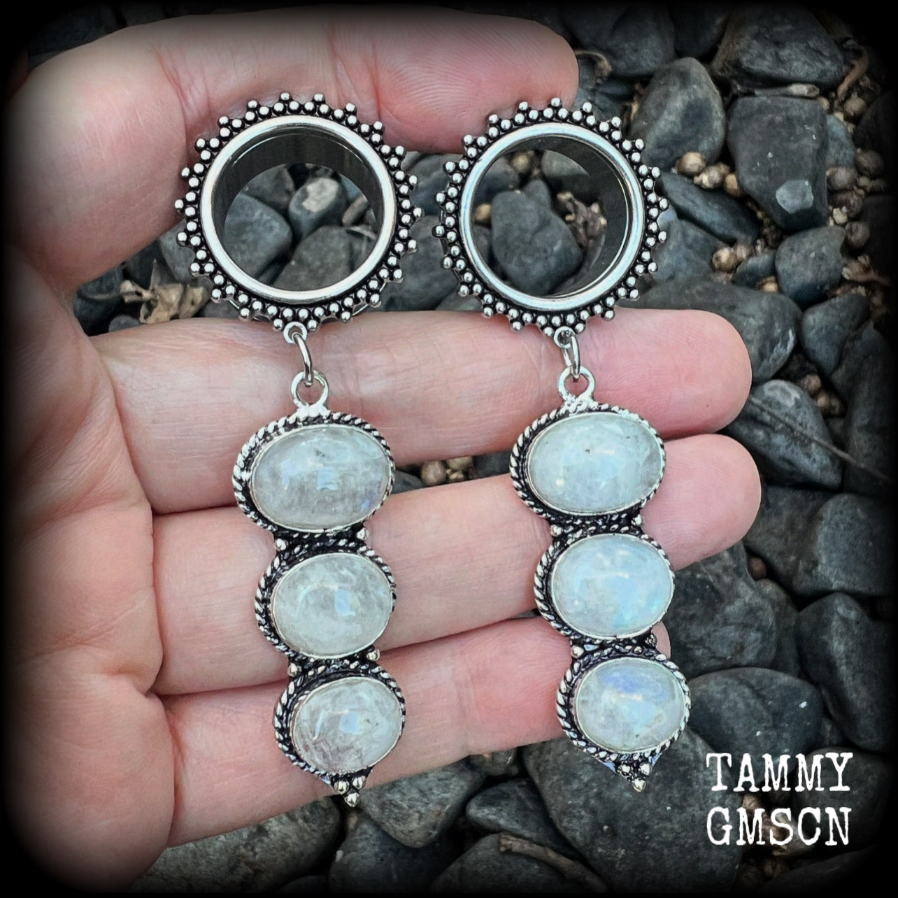 These earrings have been made with beautiful polished rainbow moonstone gemstones, weighing approx 16 grams each and measuring approx 7.5 from tip to tip.
This pair has been made with 3/4” gauge (19mm) gauge ornate surgical steel screw fit tunnels