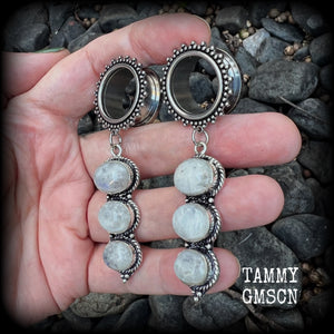 These earrings have been made with beautiful polished rainbow moonstone gemstones, weighing approx 16 grams each and measuring approx 7.5 from tip to tip.
This pair has been made with 3/4” gauge (19mm) gauge ornate surgical steel screw fit tunnels