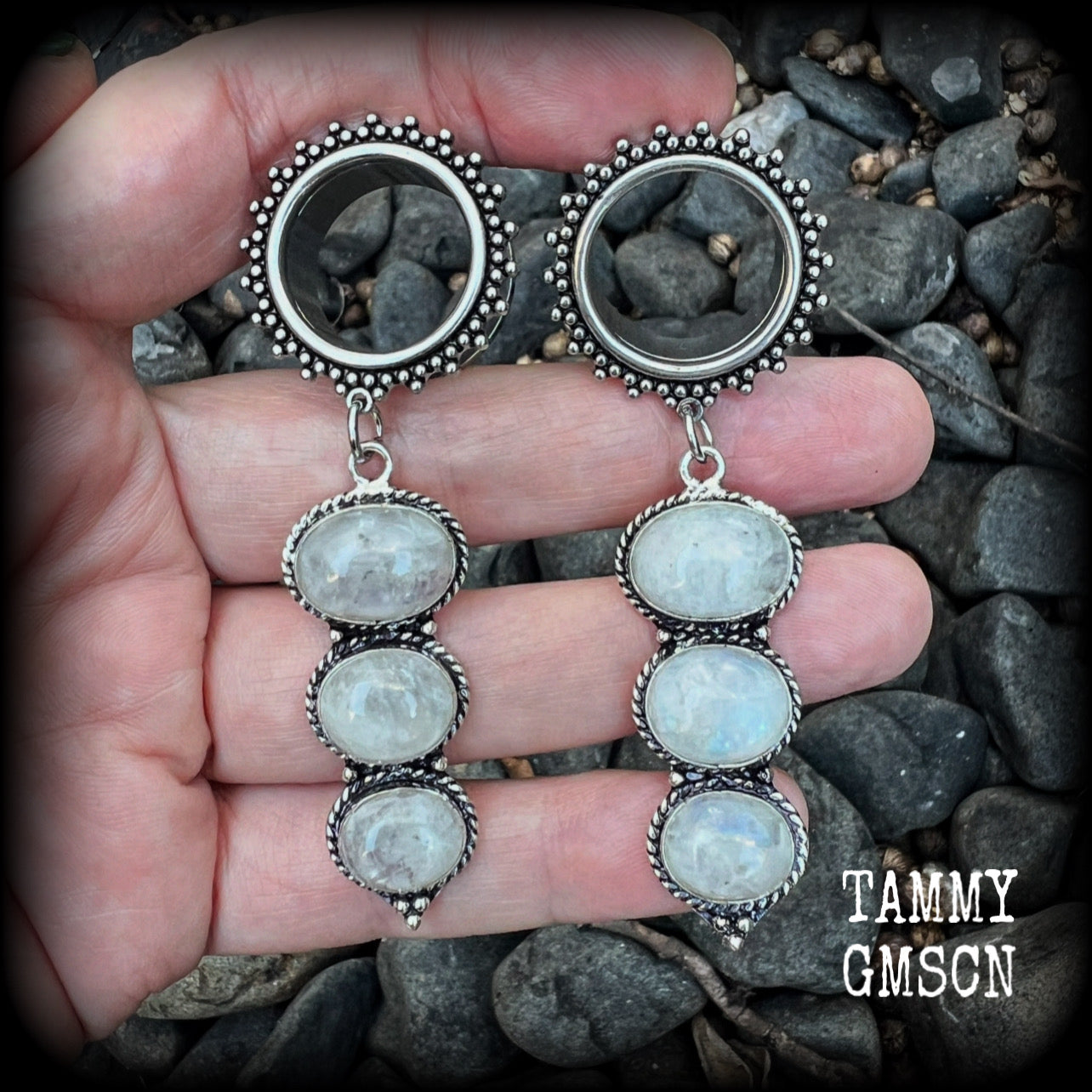These earrings have been made with beautiful polished rainbow moonstone gemstones, weighing approx 16 grams each and measuring approx 7.5 from tip to tip.
This pair has been made with 3/4” gauge (19mm) gauge ornate surgical steel screw fit tunnels