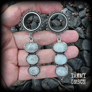 These earrings have been made with beautiful polished rainbow moonstone gemstones, weighing approx 16 grams each and measuring approx 7.5 from tip to tip.
This pair has been made with 3/4” gauge (19mm) gauge ornate surgical steel screw fit tunnels