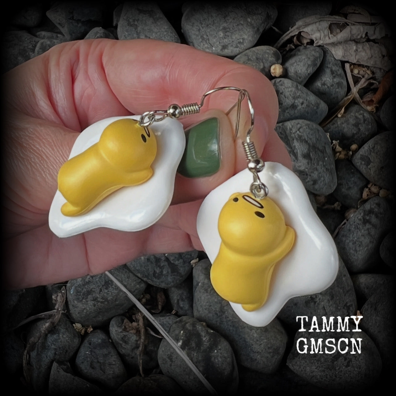 These earrings are TOO CUTE!!! Featuring the adorable Gudetama lazy egg man himself laying on a bed of egg whites, these earrings measure just on 6cms and weigh approx 8 grams.
This pair has been made on stainless steel french hooks, suitable for pierced ears.