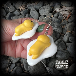 These earrings are TOO CUTE!!! Featuring the adorable Gudetama lazy egg man himself laying on a bed of egg whites, these earrings measure just on 6cms and weigh approx 8 grams.
This pair has been made on stainless steel french hooks, suitable for pierced ears.
