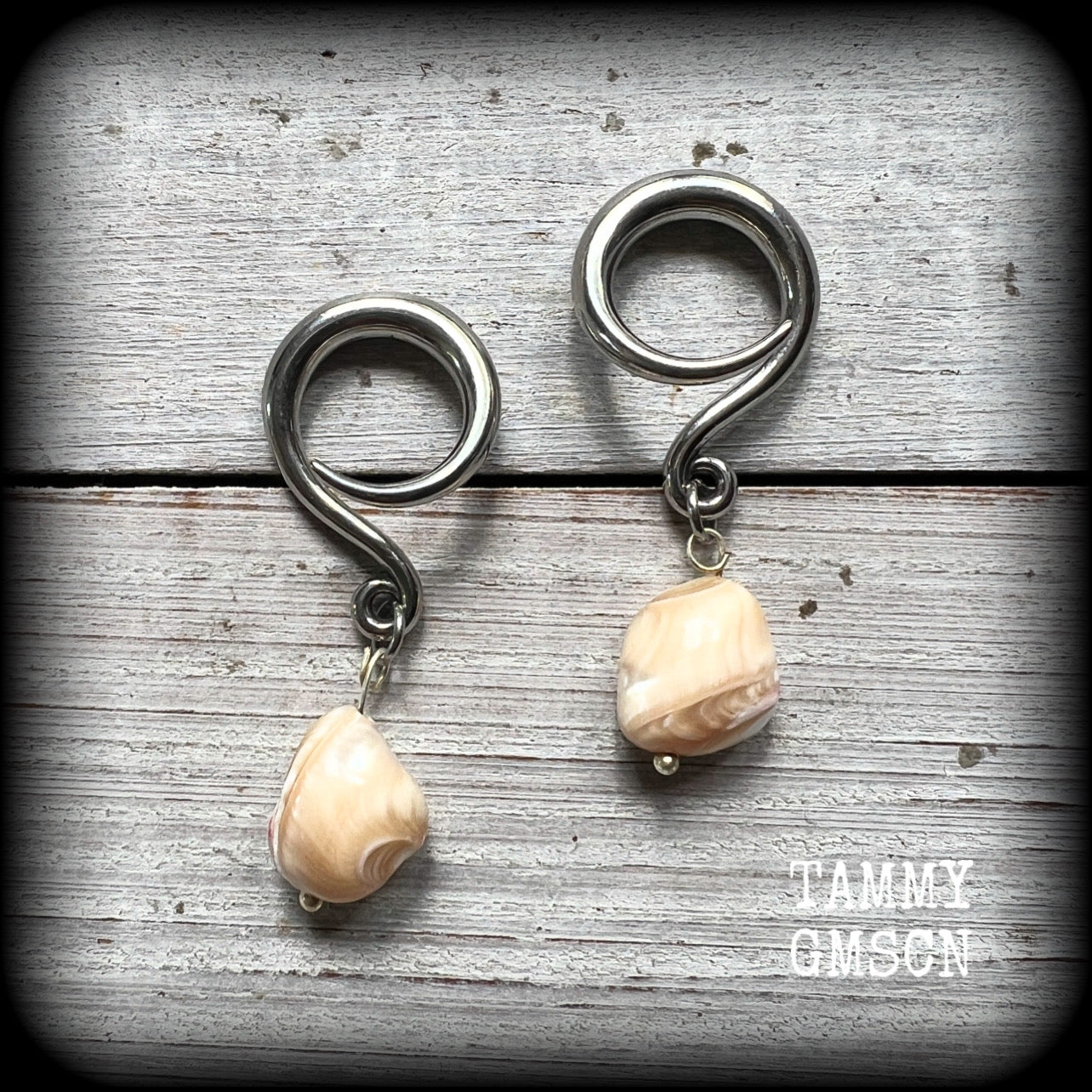 These gorgeous gauged earrings feature beautiful polished sea shell nuggets, weighing in at just 5 grams a piece, and measuring approx 5.5cms from tip to tip.
This pair has been made on 6 gauge (4mm) surgical steel full curl hooks