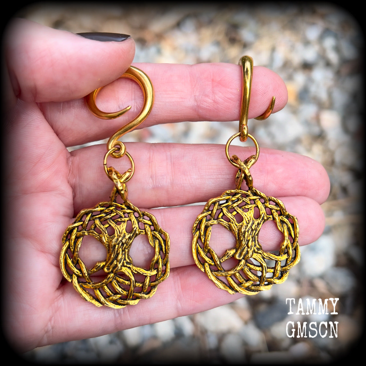 These beautiful gauged earrings feature classic antique gold tree of life charms, weighing approx 9 grams each, and are nice and dangly,hanging just on 7cms from tip to tip.
This pair have been made on 6 gauge (4mm) surgical steel full curl hooks, suitable for stretched lobes.