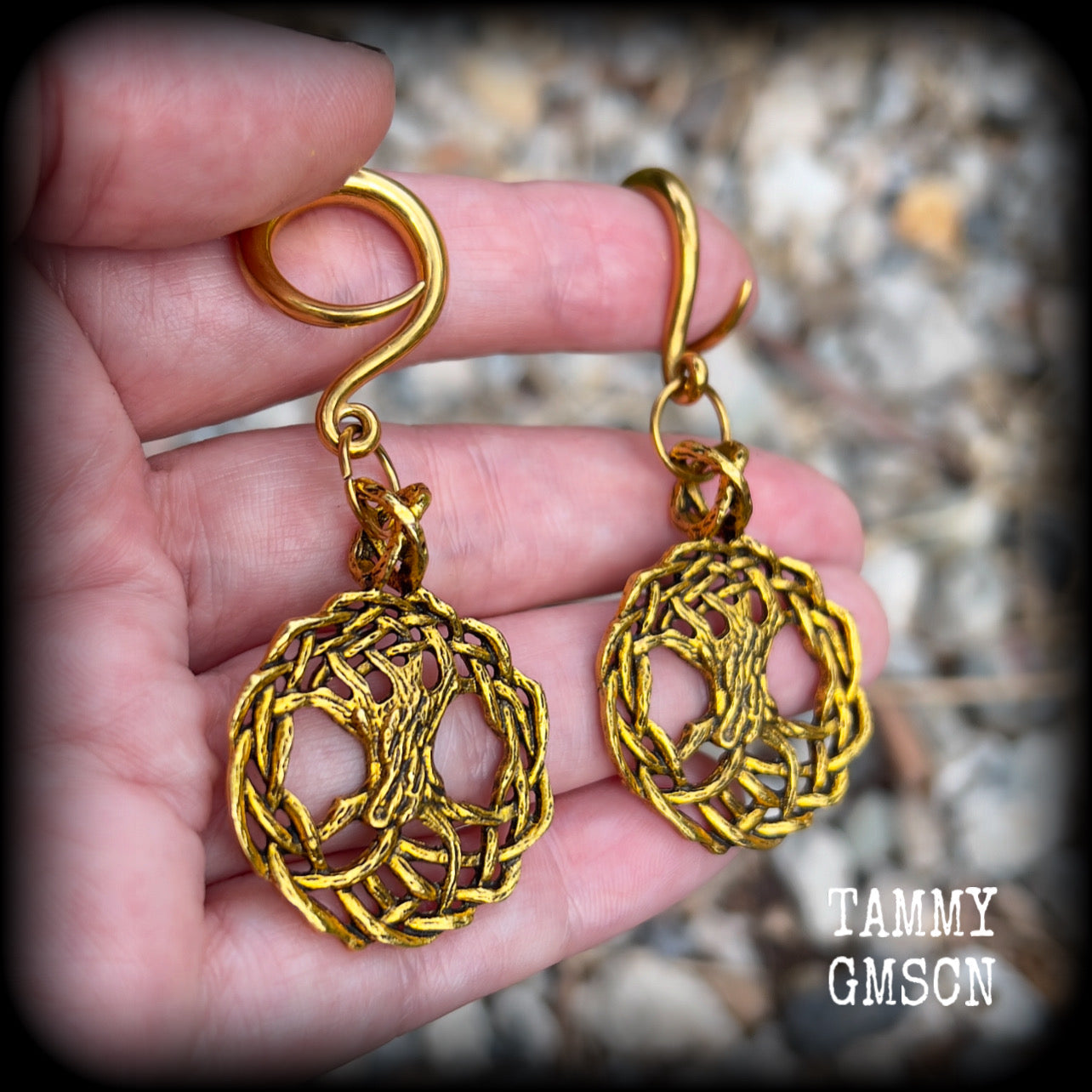 These beautiful gauged earrings feature classic antique gold tree of life charms, weighing approx 9 grams each, and are nice and dangly,hanging just on 7cms from tip to tip.
This pair have been made on 6 gauge (4mm) surgical steel full curl hooks, suitable for stretched lobes.