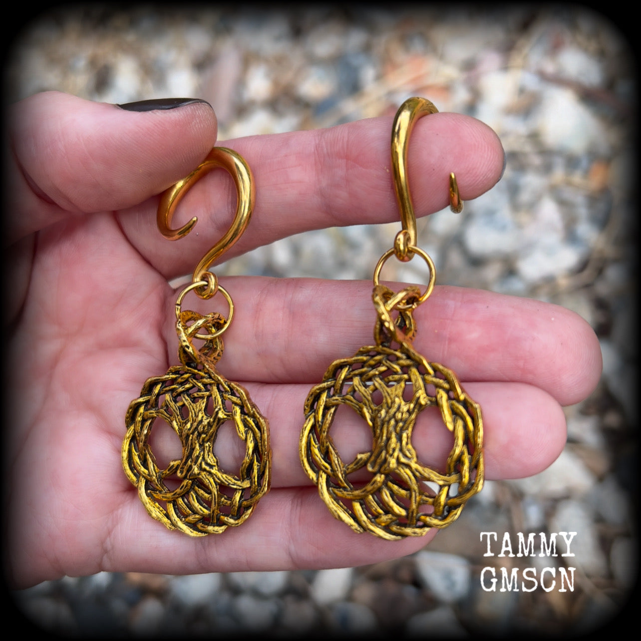 These beautiful gauged earrings feature classic antique gold tree of life charms, weighing approx 9 grams each, and are nice and dangly,hanging just on 7cms from tip to tip.
This pair have been made on 6 gauge (4mm) surgical steel full curl hooks, suitable for stretched lobes.