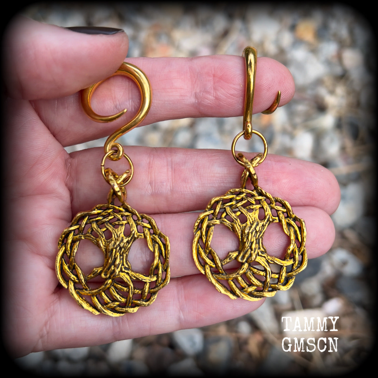 These beautiful gauged earrings feature classic antique gold tree of life charms, weighing approx 9 grams each, and are nice and dangly,hanging just on 7cms from tip to tip.
This pair have been made on 6 gauge (4mm) surgical steel full curl hooks, suitable for stretched lobes.