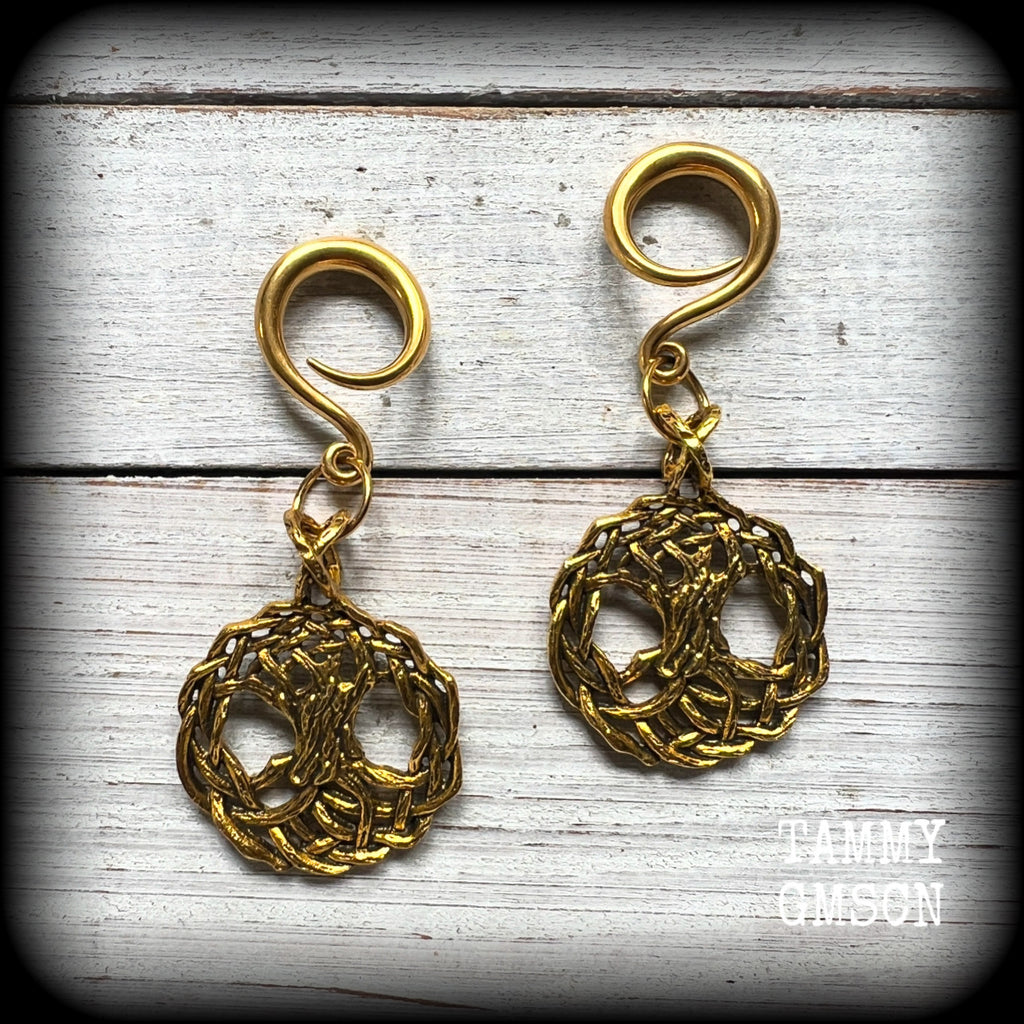These beautiful gauged earrings feature classic antique gold tree of life charms, weighing approx 9 grams each, and are nice and dangly,hanging just on 7cms from tip to tip.
This pair have been made on 6 gauge (4mm) surgical steel full curl hooks, suitable for stretched lobes.