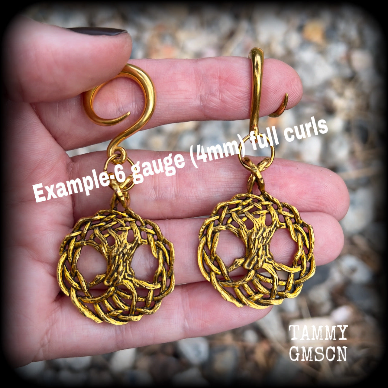 These beautiful gauged earrings feature classic antique gold tree of life charms, weighing approx 9 grams each, and are nice and dangly,hanging just on 7cms from tip to tip.
This pair have been made on 6 gauge (4mm) surgical steel full curl hooks, suitable for stretched lobes.