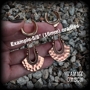 Inspired by Artemis, Goddess of the Hunt, these beautiful rose gold tone tribal tunnel earrings weigh in at 11 grams each and measuring just under 7 cms from tip to tip, these arent too heavy or too big.
This pair hs been made with 5/8” gauge (16mm) surgical steel cradles-for stretched lobes.
