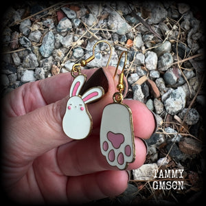 Super cute and super light weight, these gorgeous earrings feature cute white and pink enamel rabbit and lucky eabbits foot charms, measuring just under 5cms from tip to tip and weighing only a few grams each.
This pair have been made on antique gold french hooks, suitable for pierced ears.