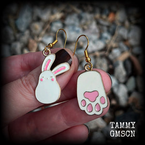 Super cute and super light weight, these gorgeous earrings feature cute white and pink enamel rabbit and lucky eabbits foot charms, measuring just under 5cms from tip to tip and weighing only a few grams each.
This pair have been made on antique gold french hooks, suitable for pierced ears.