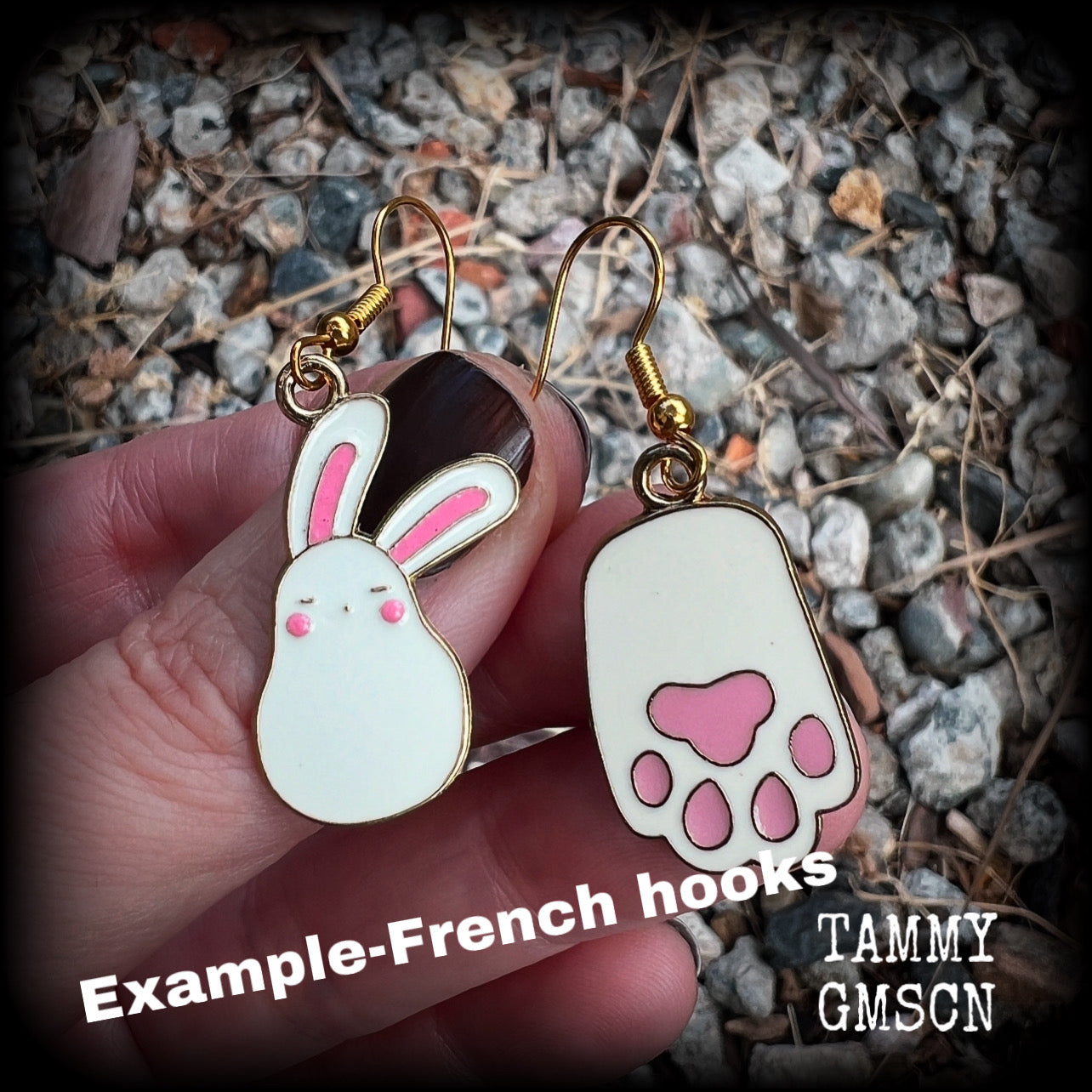 Super cute and super light weight, these gorgeous earrings feature cute white and pink enamel rabbit and lucky eabbits foot charms, measuring just under 5cms from tip to tip and weighing only a few grams each.
This pair have been made on antique gold french hooks, suitable for pierced ears.