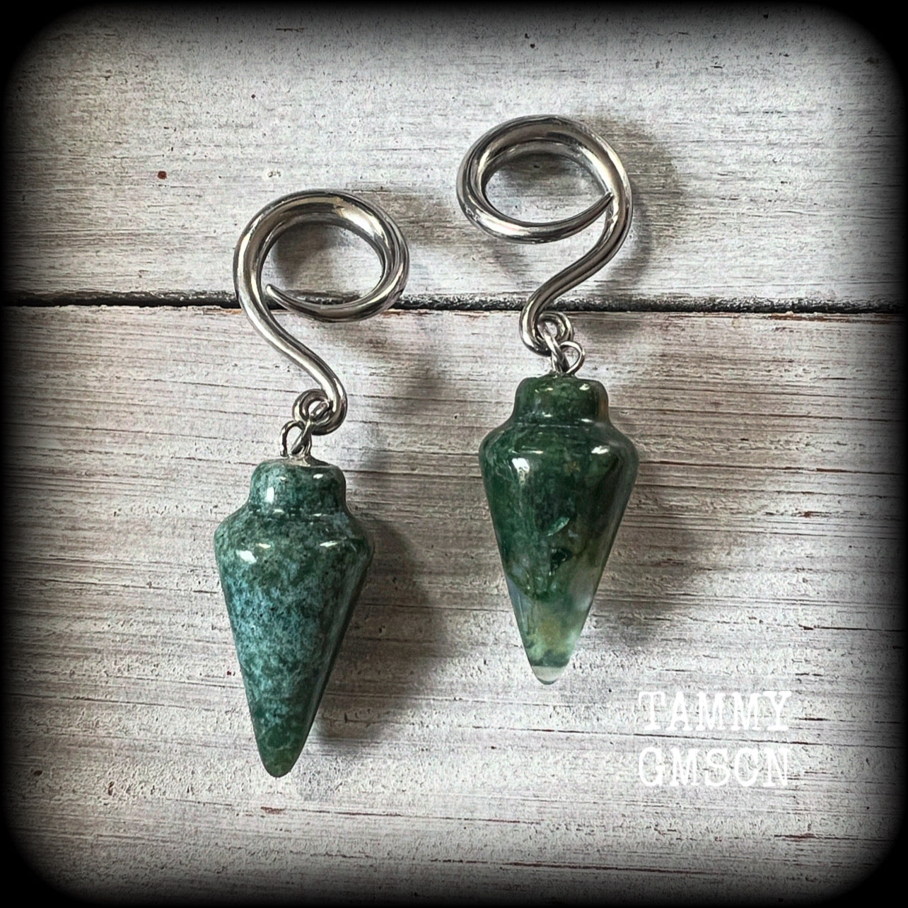 This is a pair of gorgeous forest green moss jasper gauged earrings, weighing in at approx 10 grams each, and measuring just on 6 cms from tip to tip.
This pair has been made with 6 gauge (4mm) surgical steel full curl hooks, suitable for stretched lobes. 