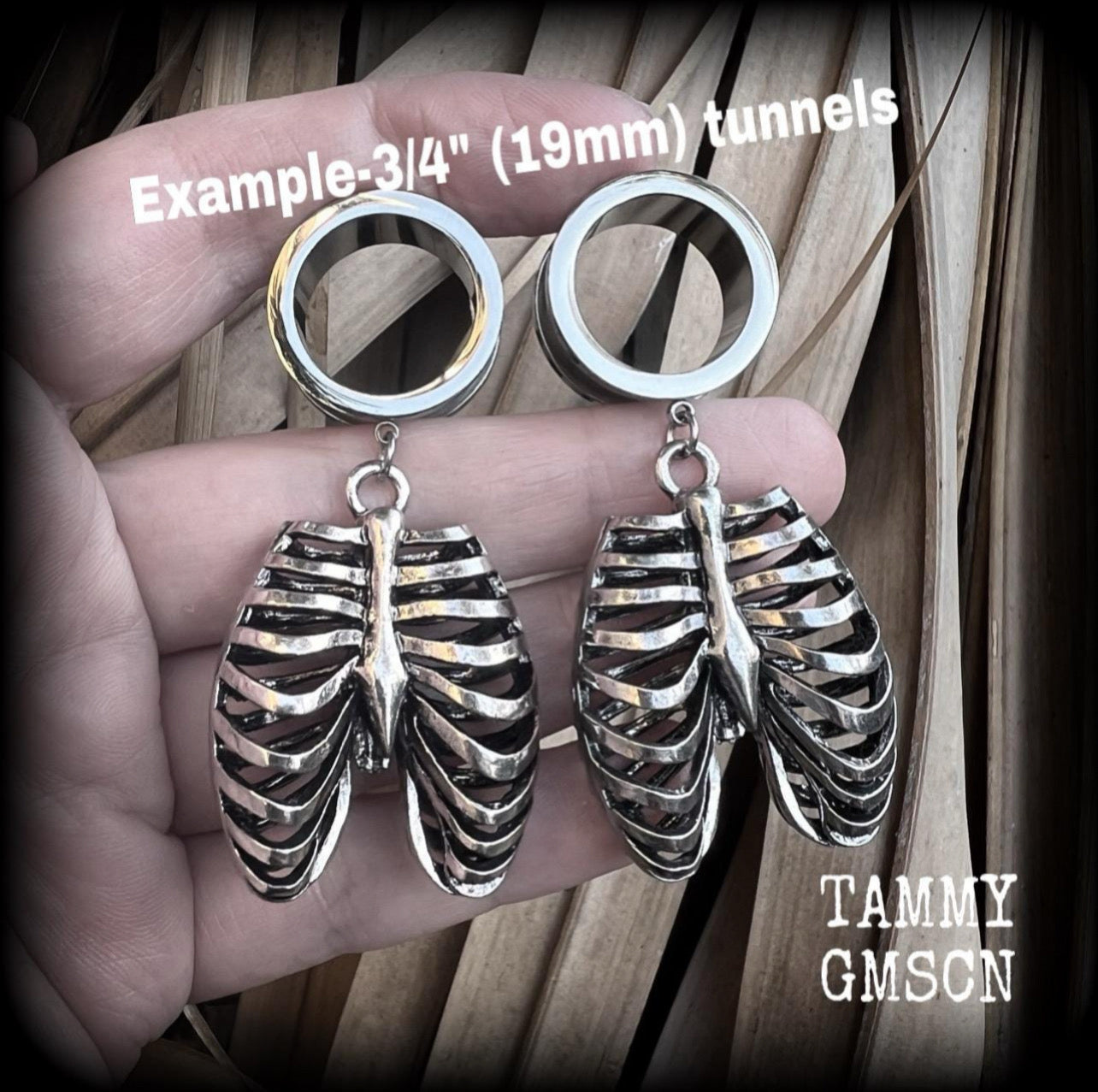 These spooky cute tunnel dangles feature a stsinless steel rigcage, weighing in at approx 18 grams each and measuring 6cms from tip to tip.
This pair have been made with 3/4” gauge (19mm) surgical steel screw fit tunnels, suitable for stretched lobes.