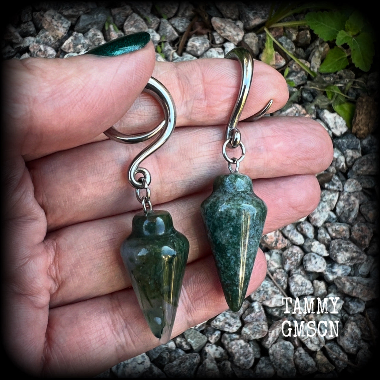 This is a pair of gorgeous forest green moss jasper gauged earrings, weighing in at approx 10 grams each, and measuring just on 6 cms from tip to tip.
This pair has been made with 6 gauge (4mm) surgical steel full curl hooks, suitable for stretched lobes. 