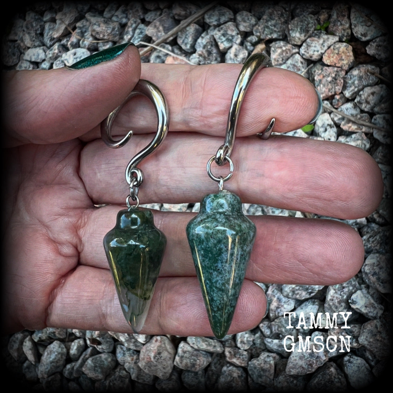This is a pair of gorgeous forest green moss jasper gauged earrings, weighing in at approx 10 grams each, and measuring just on 6 cms from tip to tip.
This pair has been made with 6 gauge (4mm) surgical steel full curl hooks, suitable for stretched lobes. 