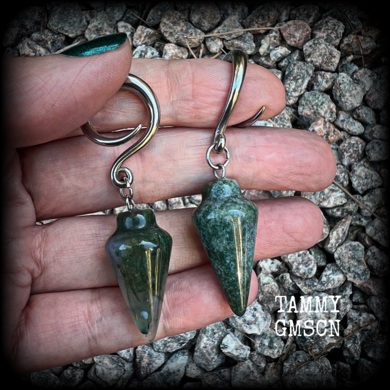 This is a pair of gorgeous forest green moss jasper gauged earrings, weighing in at approx 10 grams each, and measuring just on 6 cms from tip to tip.
This pair has been made with 6 gauge (4mm) surgical steel full curl hooks, suitable for stretched lobes. 