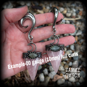 These big beautiful gauged earrings feature gorgeous rose quartz points with polished labradorite gemstones, measuring 8.5cms from tip to tip, and weighing approx 20 grams each.
This pair has been made on 00 gauge (10mm) surgical steel full curls.