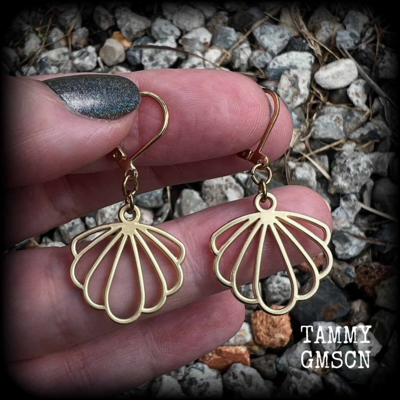 This is a pair of earrings from our Sea Hag range featuring a cute little champagne gold clam shell, nice and lightweight- weighing only a gram or 2 each, measuring just on 4cms from tip to tip.  These have been made on antique gold leverback hooks