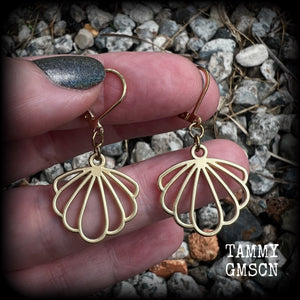 This is a pair of earrings from our Sea Hag range featuring a cute little champagne gold clam shell, nice and lightweight- weighing only a gram or 2 each, measuring just on 4cms from tip to tip.  These have been made on antique gold leverback hooks