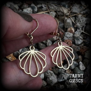 This is a pair of earrings from our Sea Hag range featuring a cute little champagne gold clam shell, nice and lightweight- weighing only a gram or 2 each, measuring just on 4cms from tip to tip.  These have been made on antique gold leverback hooks