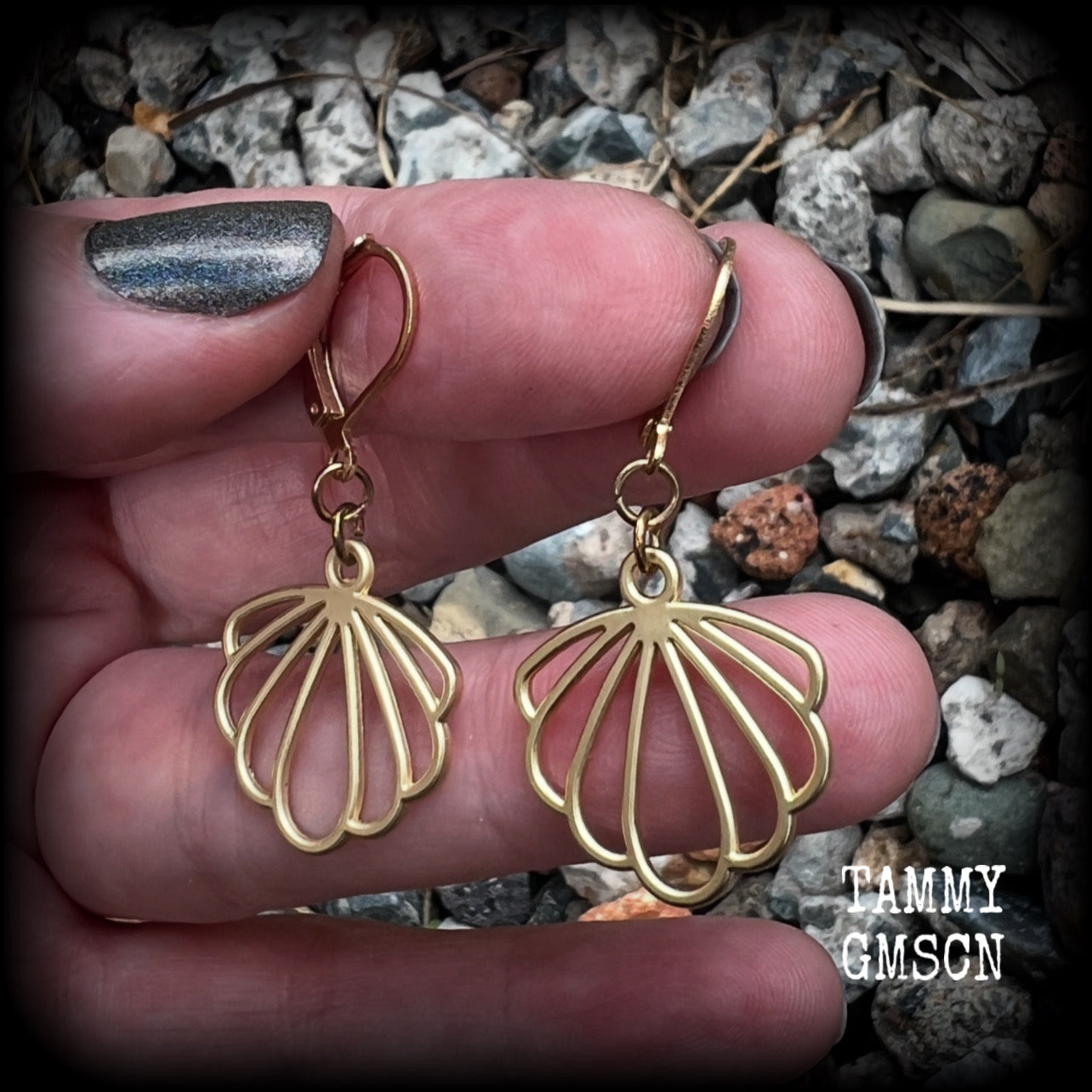 This is a pair of earrings from our Sea Hag range featuring a cute little champagne gold clam shell, nice and lightweight- weighing only a gram or 2 each, measuring just on 4cms from tip to tip.  These have been made on antique gold leverback hooks